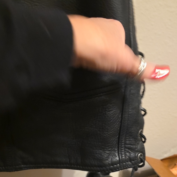 Men/women's Black Leather Adjustible Side Motorcycle Vest with Harley Patches - Picture 6 of 10